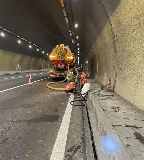 玉树隧道排水渠清淤